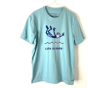 Life Is Good Crusher Tee Swimmer Diving Graphic Light Blue Cotton T-Shirt